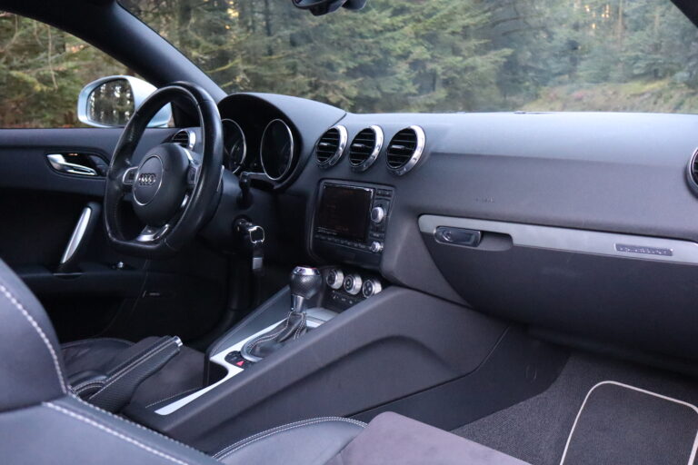 sv automobile ttrs bleu img 5018 16