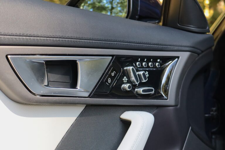 sv automobile f type bleu img 8101 16