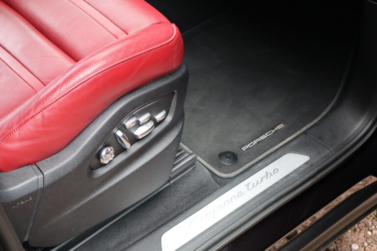 sv automobile turbo noir rouge img 0069 14